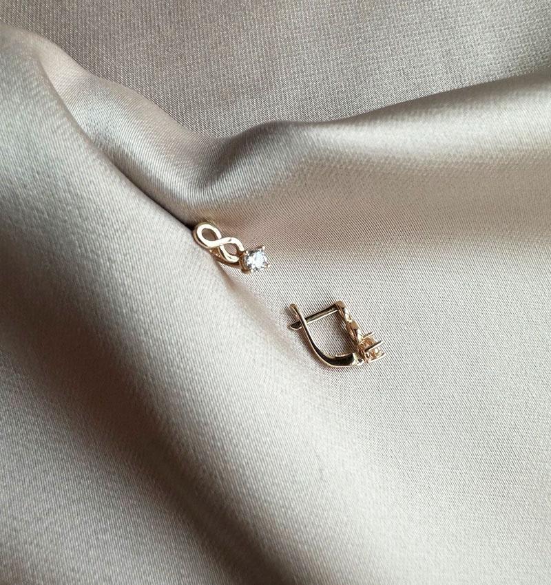 Rose gold earrings with zircon