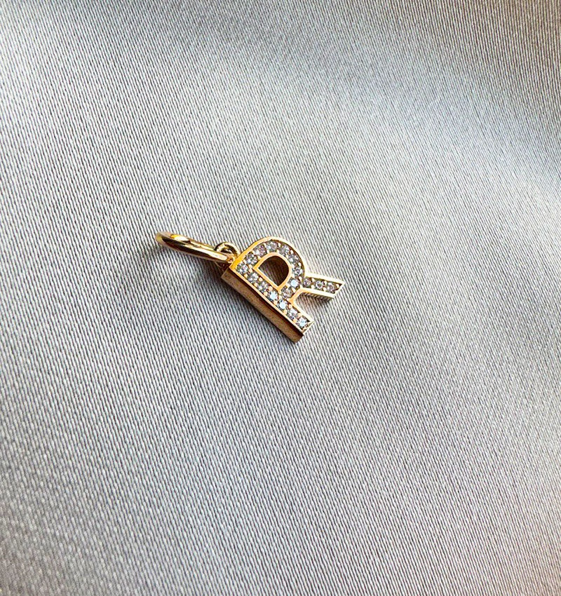 Pandantiv cu literă din aur roz și zirconiu