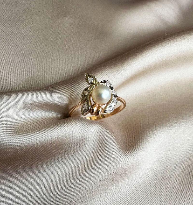 Rose gold ring with zircon and pearls