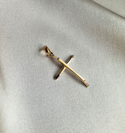 Крестик из розового золота с цирконом