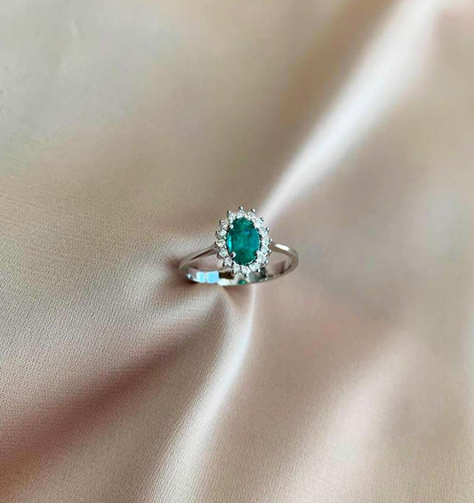 White gold ring with diamond and 0.59ct emerald