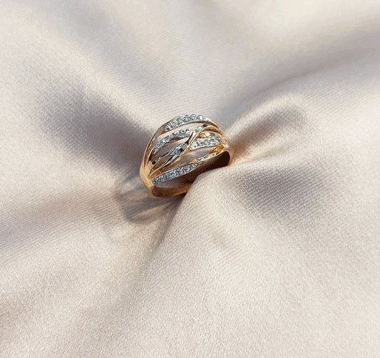 Rose gold ring with zircon