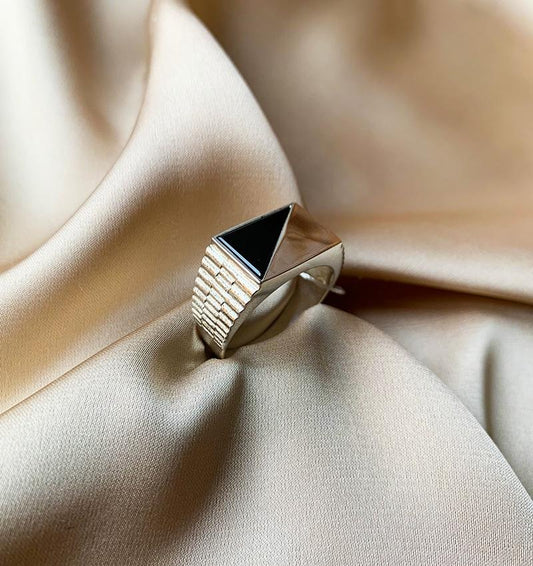 Inel din argint cu inserții de aur și onix