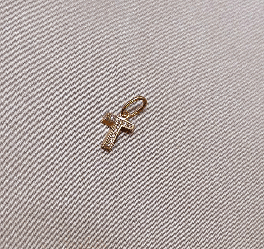 Pandantiv cu literă din aur roz și zirconiu