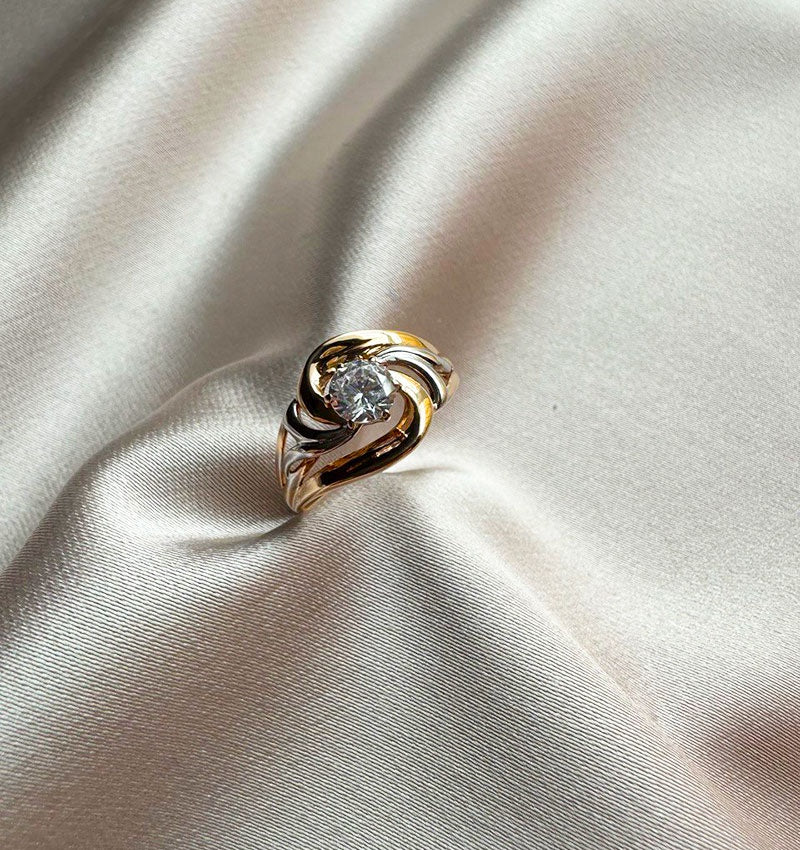 Rose gold ring with zircon