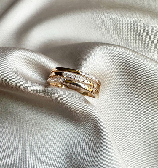 Rose gold ring with zircon