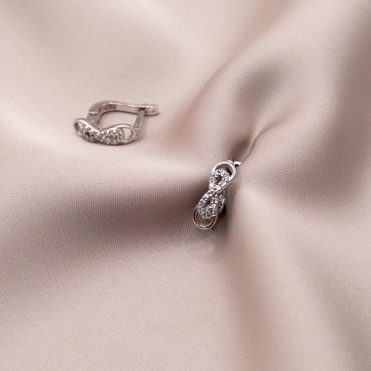 Серьги из серебра с цирконом