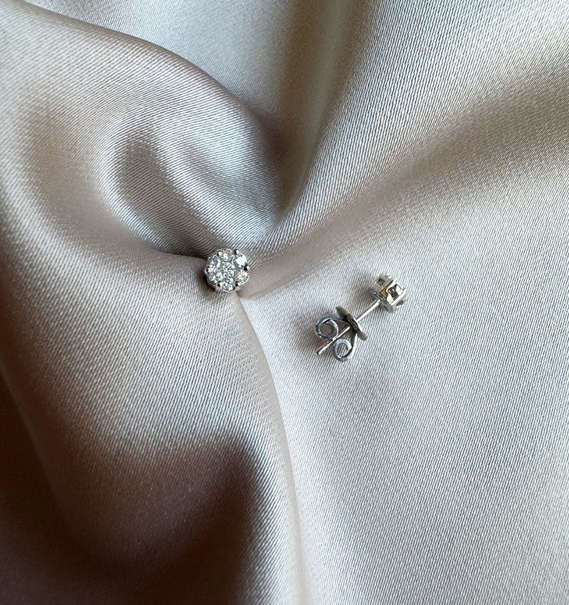 Серьги из белого золота с бриллиантом 0.18ct