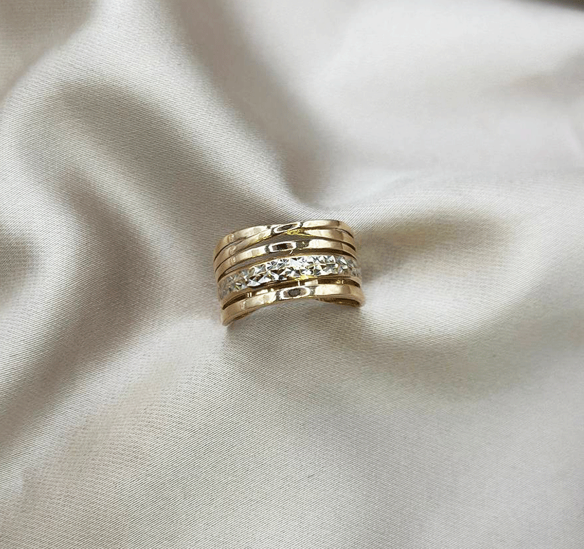 Rose gold ring with zircon