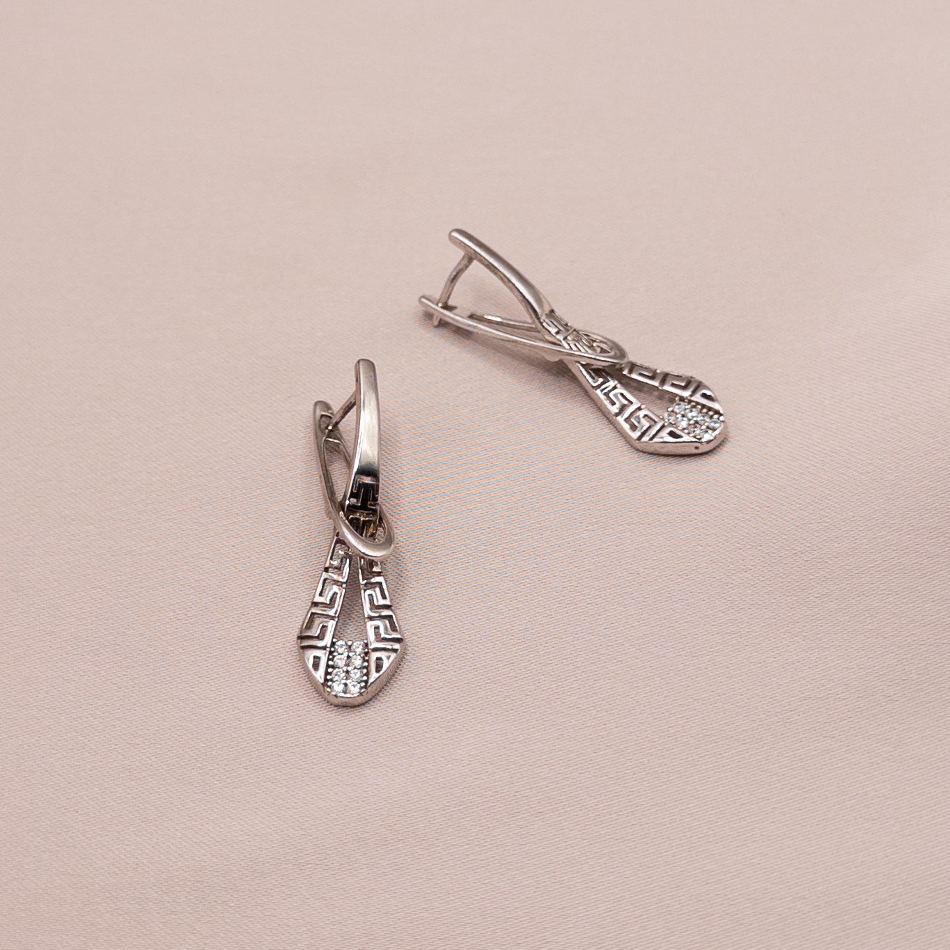 Серьги из серебра с цирконом