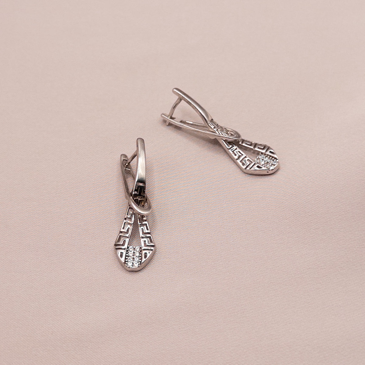 Серьги из серебра с цирконом