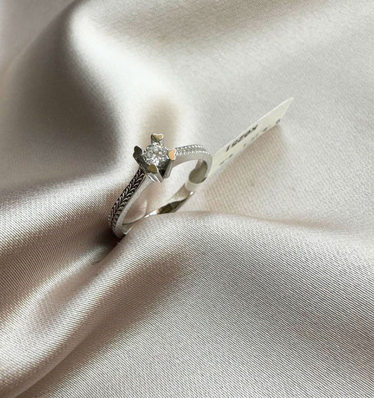 White gold ring with 0.15ct diamond