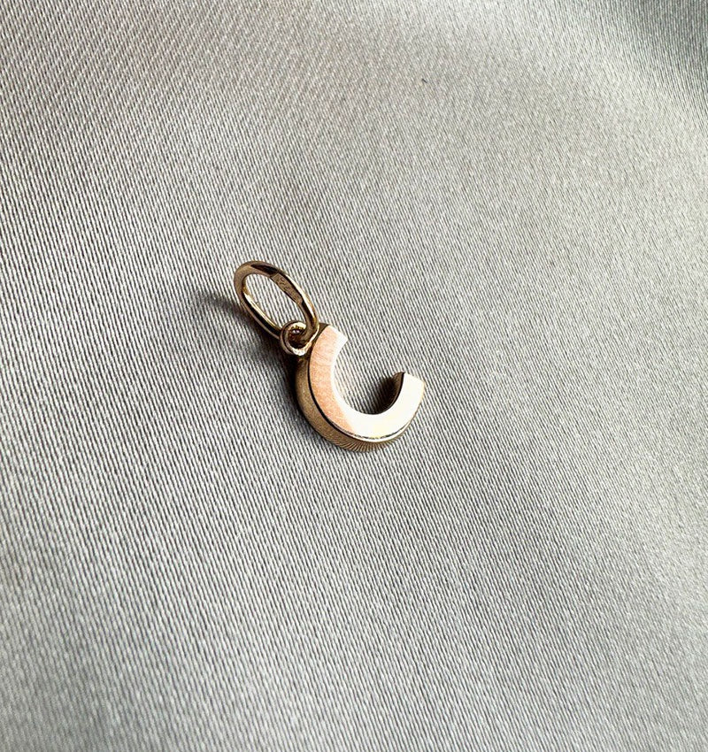 Pandantiv cu literă din aur roz