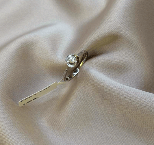 White gold ring with a 0.18ct diamond