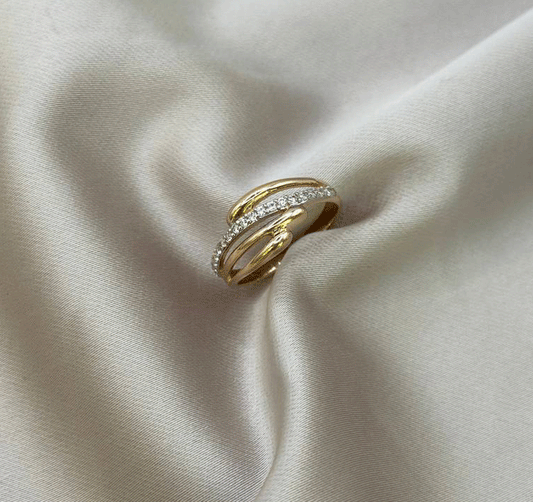 Rose gold ring with zircon