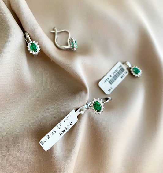 White gold set with a diamond and an emerald 1.31ct
