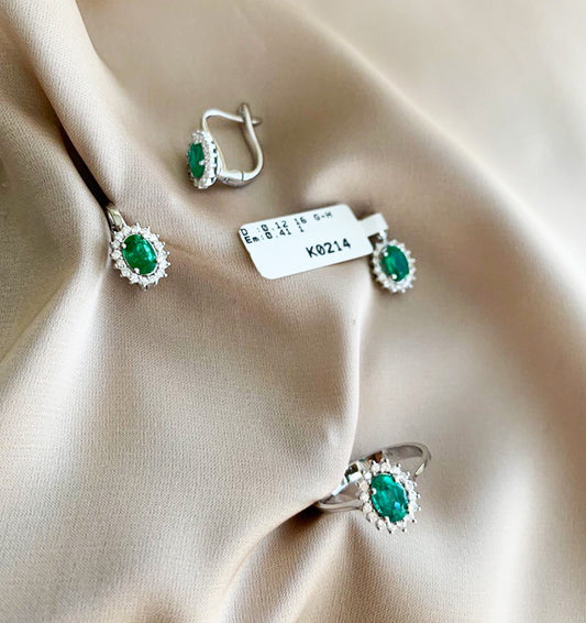 Aur alb încrustat cu un diamant și un smarald de 0,96 ct