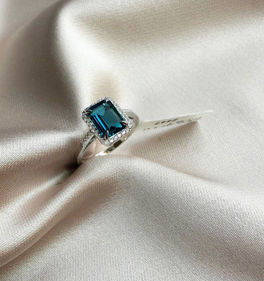 White gold ring with a diamond and a 1.89ct hydrothermal sapphire