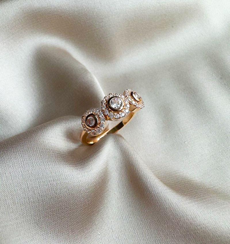 Rose gold ring with zircon