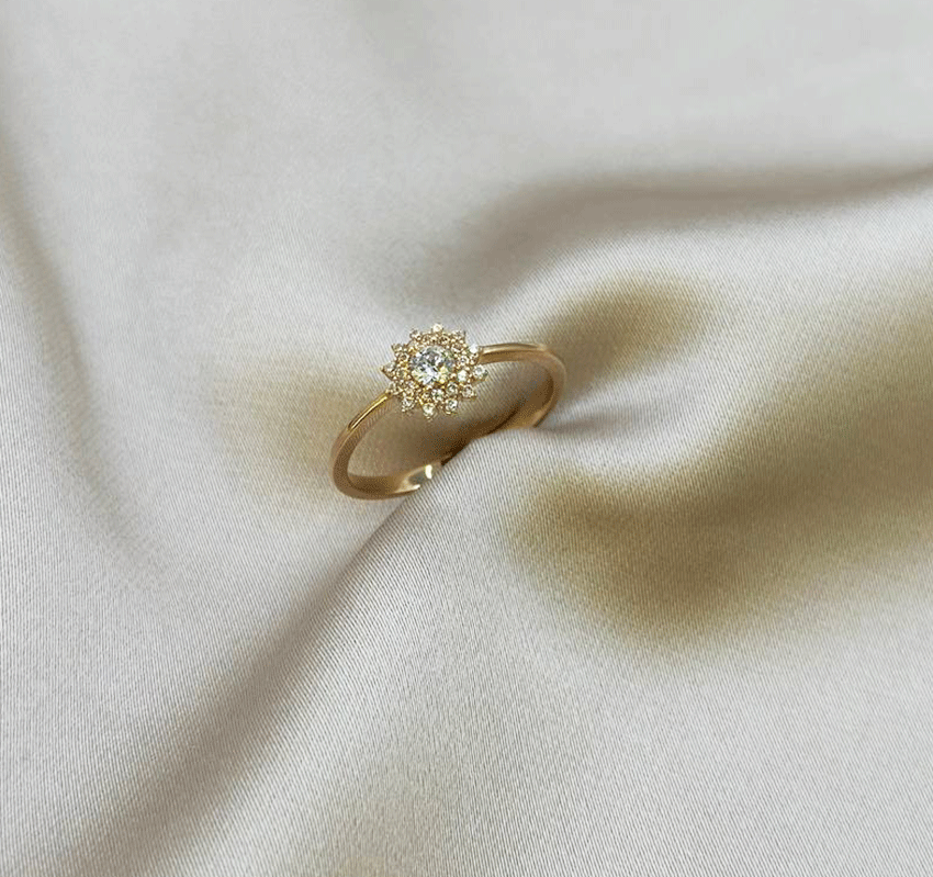 Rose gold ring with zircon