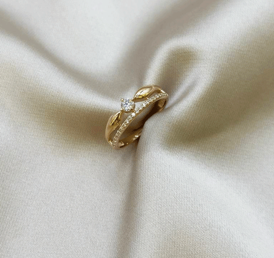 Rose gold ring with zircon