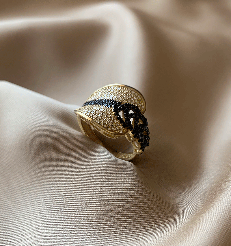 Yellow gold ring with zircon