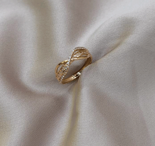 White gold ring with zircon