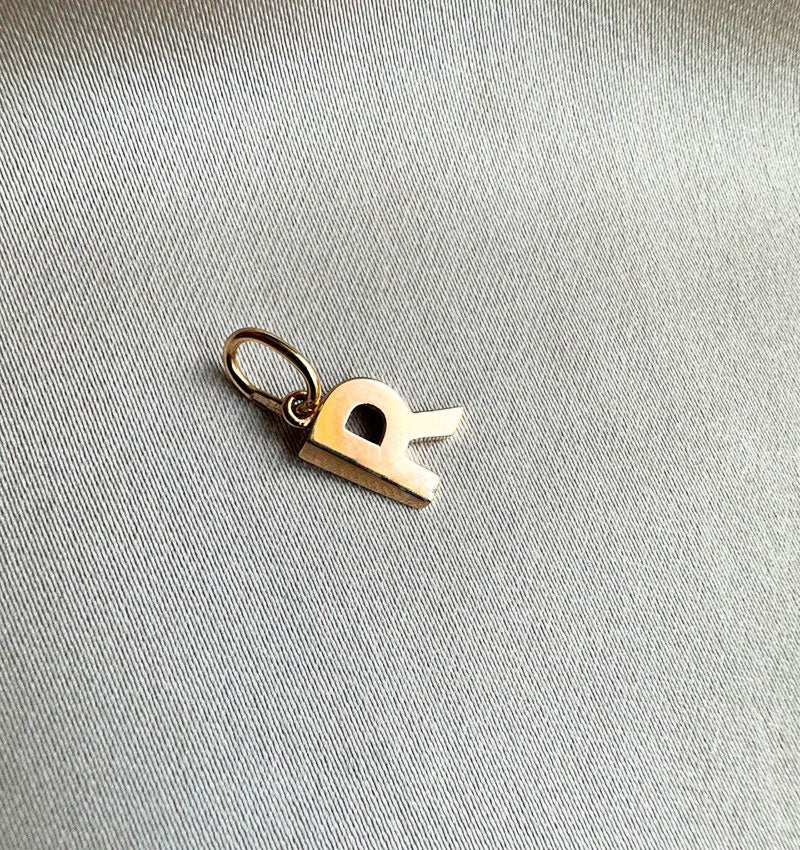 Pandantiv cu literă din aur roz