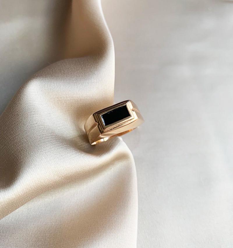 Rose gold ring with onyx