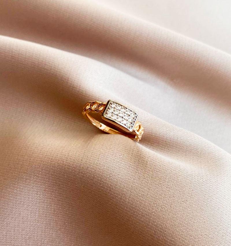 Rose gold ring with zircon