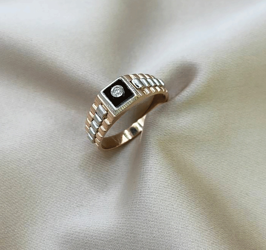 Rose gold ring with onyx