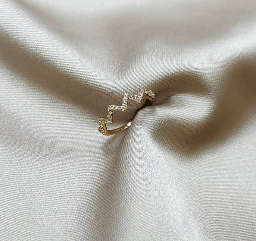 Rose gold ring with zircon