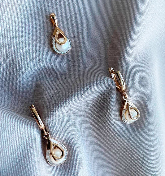 Rose gold set with zircon and pearls