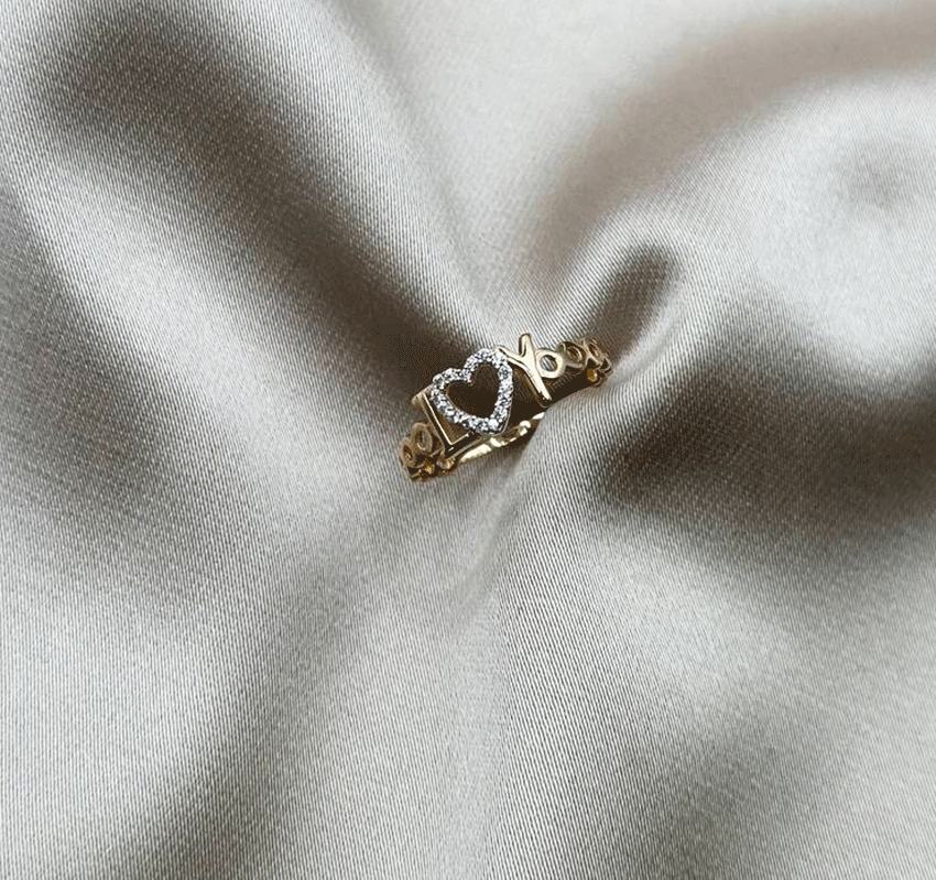 Rose gold ring with zircon