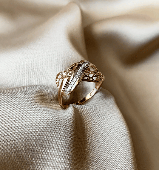 Rose gold ring with zircon