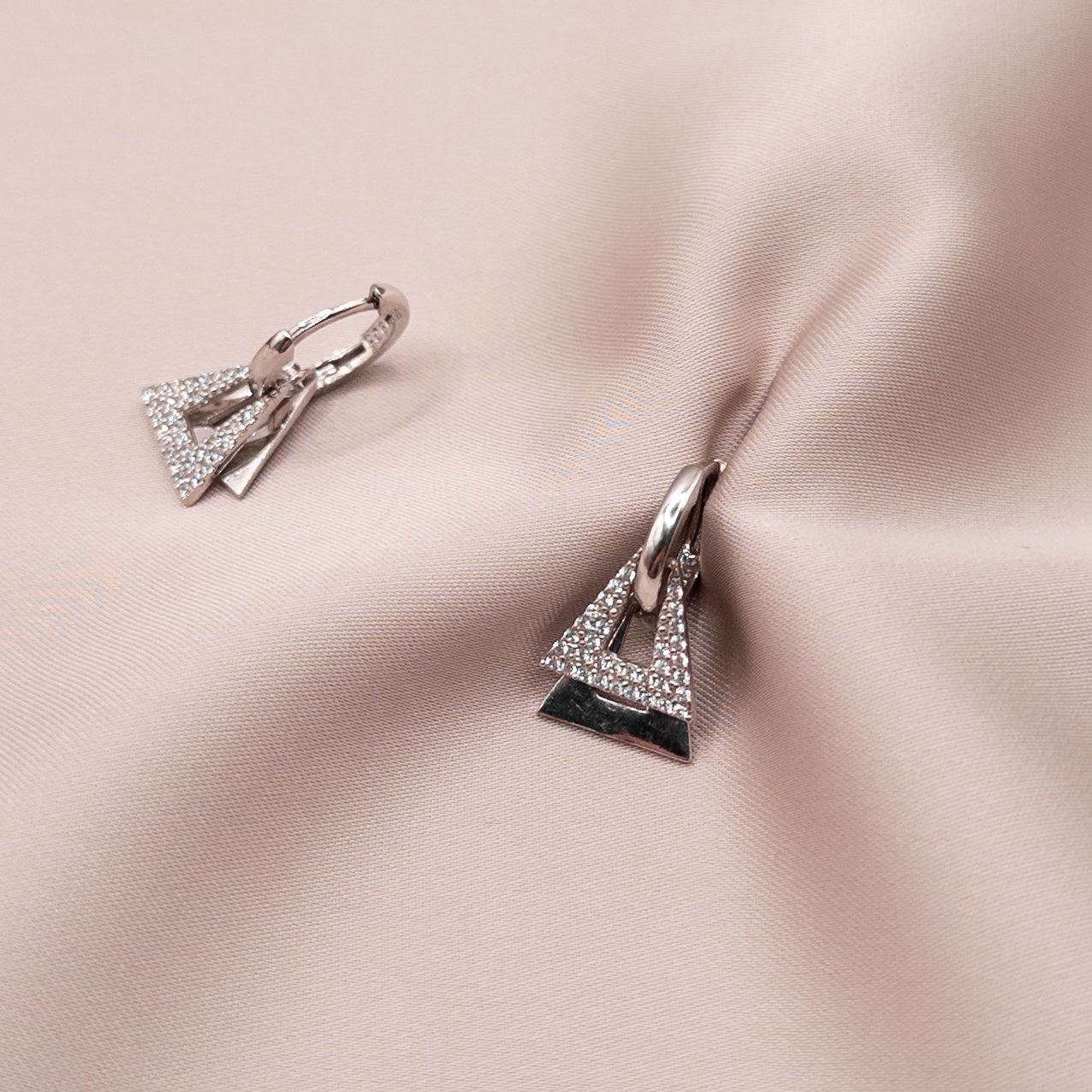 Серьги из серебра с цирконом