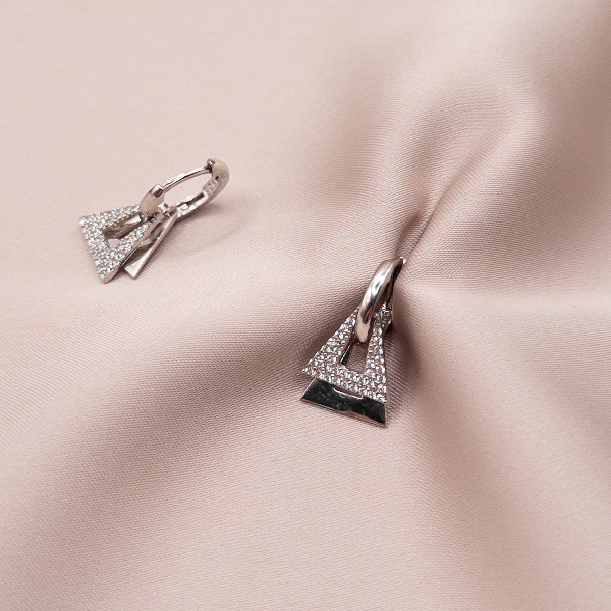Серьги из серебра с цирконом