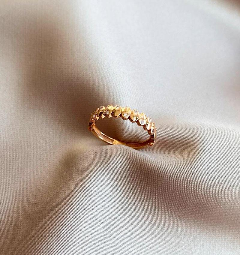 Rose gold ring with zircon