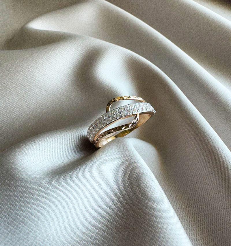 Rose gold ring with zircon