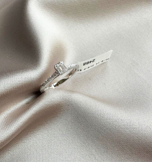White gold ring with 0.14ct diamond