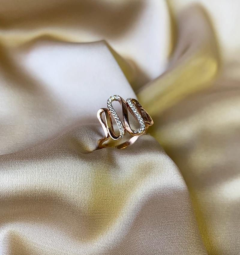 Rose gold ring with zircon