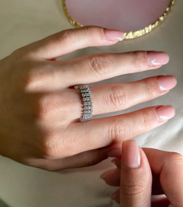 Strălucire de neegalat ✨

Un inel rafinat cu pietre prețioase, perfect pentru a-ți completa stilul cu eleganță și strălucire. Fie că este un cadou special sau un răsfăț pentru tine, frumusețea acestui inel îți va lumina fiecare zi.

Vino să-l descoperi în magazinele noastre SAPFIR:
📍 Chișinău, str. Armenească 42
📍 Bălți, str. Ștefan cel Mare 39
📍 Bălți, str. acad. N. D. Filipp 2, TЦ Magnit

#SAPFIR #BijuteriiDeLux #Diamante #Eleganță #Strălucire
